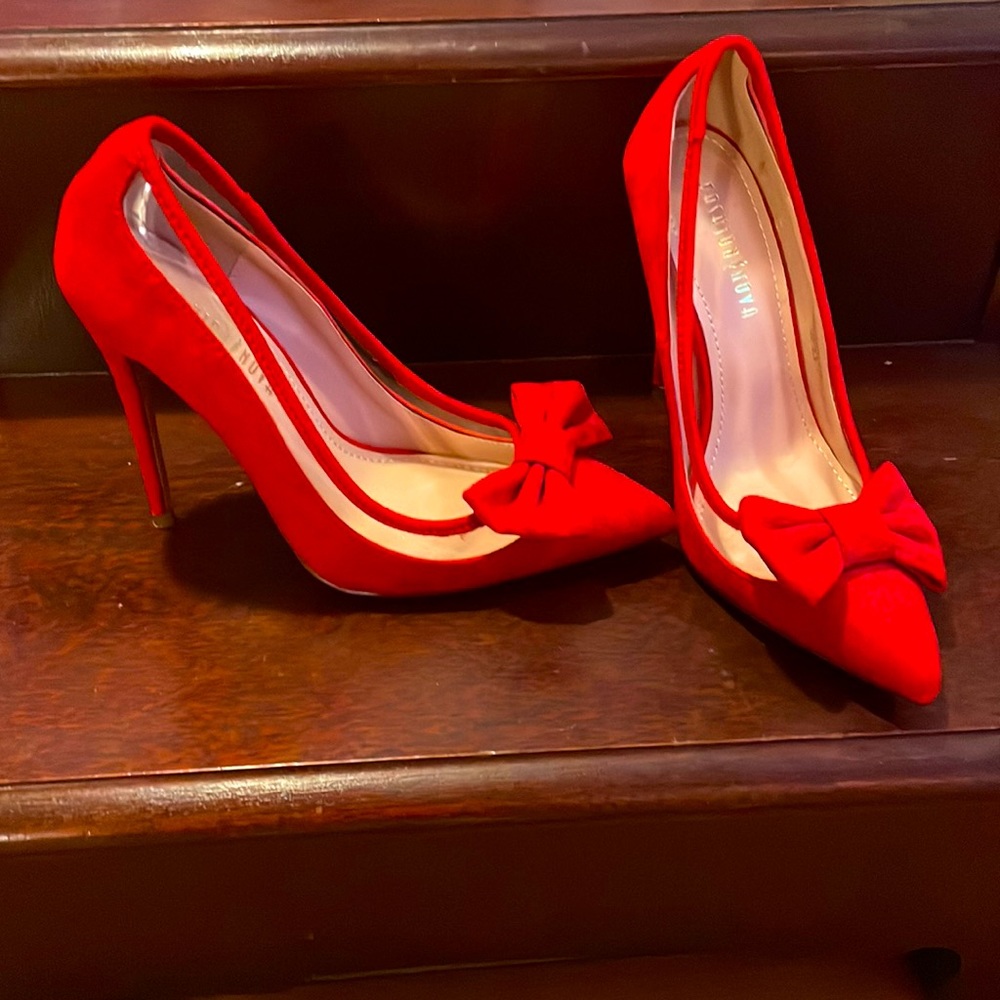 Worn once for an hour. Perfect for Valentine’s Day!